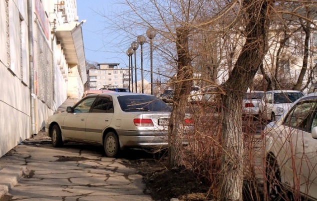 Столичные власти хотят легитимировать парковки на обочинах дорог в центре Киева
