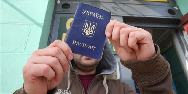 В Киеве почти четырем сотням беженцев из Донбасса восстановили паспорта
