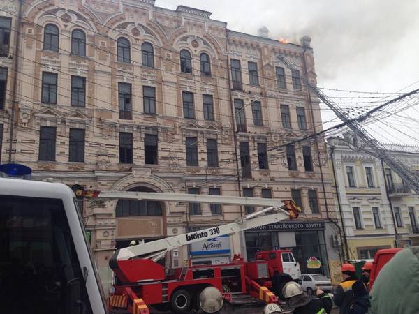 Кличко приехал на пожар на одной из центральных улиц Киева (фото)