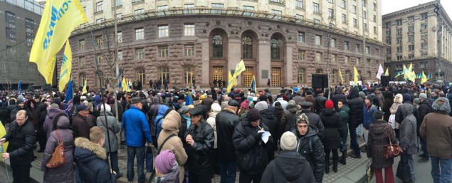 Под КГГА акция протеста, участники которой перекрыли движение и требуют отставки Кличко (фото)