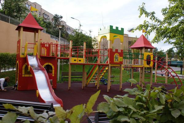 Жители домов, соседствующих со стройкой по Жмаченко, 28, получат новую детскую площадку