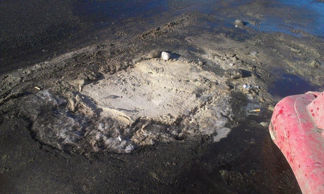 Находчивые столичные коммунальщики засыпали открытый канализационный колодец песком