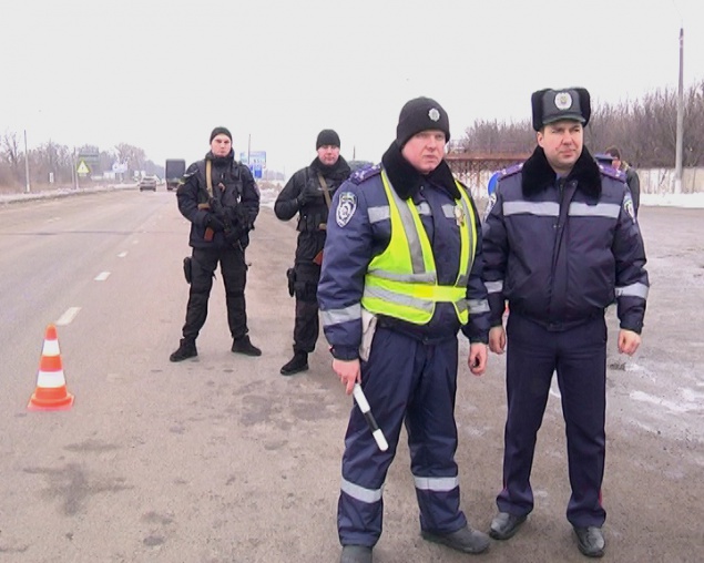 На блокпостах Киевщины милиция усилила проверку автомобилей на наличие оружия и взрывчатки (ФОТО)