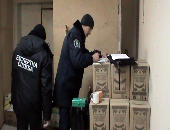 В подпольном цеху Киева изъяли тысячу литров фальсифицированной водки ( + ВИДЕО)