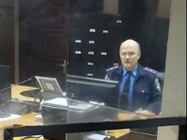 Как дежурный милиционер Святошинского райотдела с дочкой погибшего в ДТП разговаривал (видео)