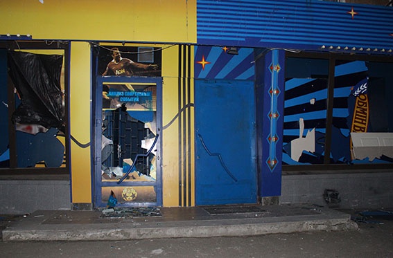 Группа “протестующих” подростков в столице побила витрины давно пустующего зала игровых автоматов