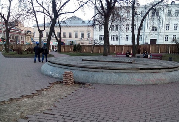 Разгорелся новый строительный конфликт - вокруг фонтана в сквере на Контрактовой (фото, видео)
