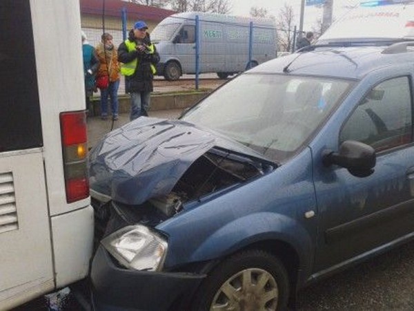 В Киеве иномарка под управлением водителя-женщины врезалась в стоящий троллейбус