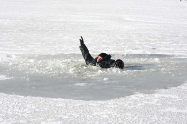 В Киевской области спасатели вытянули провалившегося под лед мужчину
