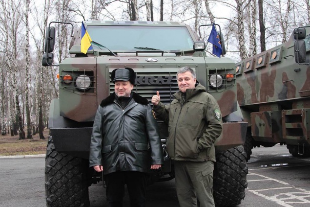 Аваков и Турчинов остались довольны броневиком, выпущенным киевским предприятием (+ ФОТО)