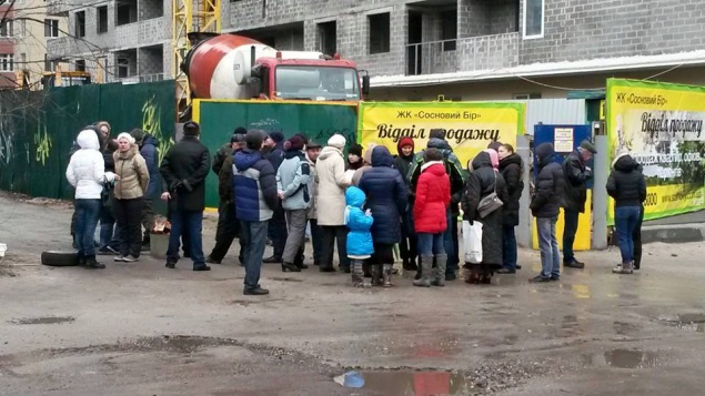 Киевляне заблокировали площадку незаконной застройки “Сосновый бор” (фото, видео)