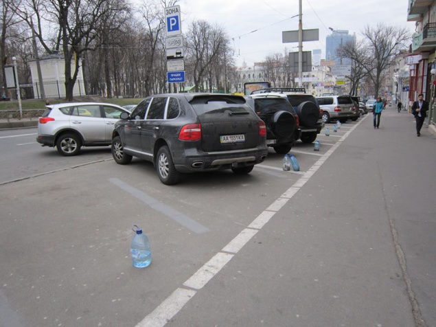Автомобилисты в центре Киева “столбят” за собой парковочное место пластиковыми бутылками