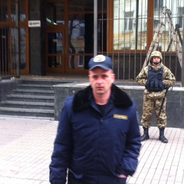 Офис “Укрнафты” в Киеве обносят железной решеткой
