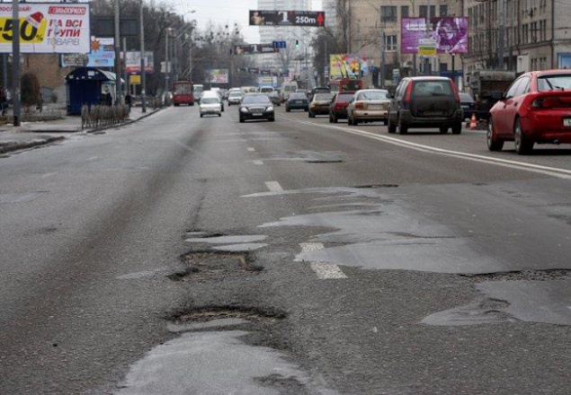 На ремонт разрушенных 90% киевских  дорог нужно 1,4 млрд.грн., которых нет - В.Кличко