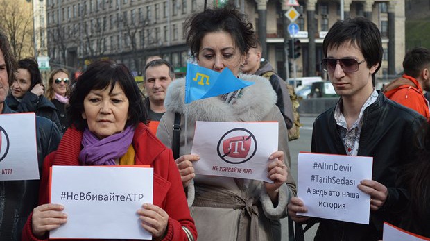 В Киеве активисты просили Порошенко помочь сохранить крымскотатарский телеканал ATR