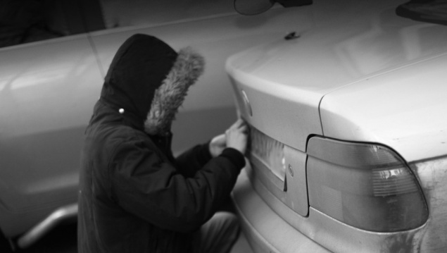 Житель Луганщины воровал с киевских автомобилей номерные знаки, чтобы вернуть их “за вознаграждение”