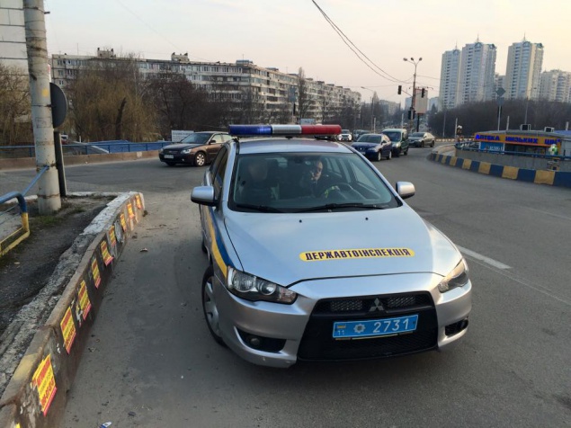 Благодаря неравнодушному киевлянину столичному ГАИшнику пришлось заплатить штраф за неправильную парковку