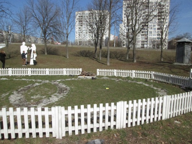 В столичном парке “Юность” отремонтировали пострадавших от вандалов “Молодоженов”