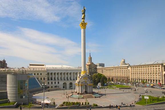 Стела Независимости на столичном Майдане медленно, но уверенно разрушается (ФОТО)