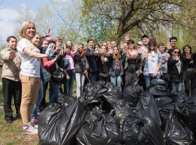 Марина Порошенко убирала мусор на Трухановом острове вместе с киевлянами (фото)