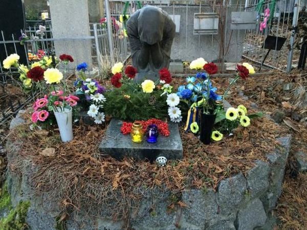 Уголовный розыск поймал двух вандалов, укравших с могилы писателя на Байковом кладбище в Киеве бронзовый памятник