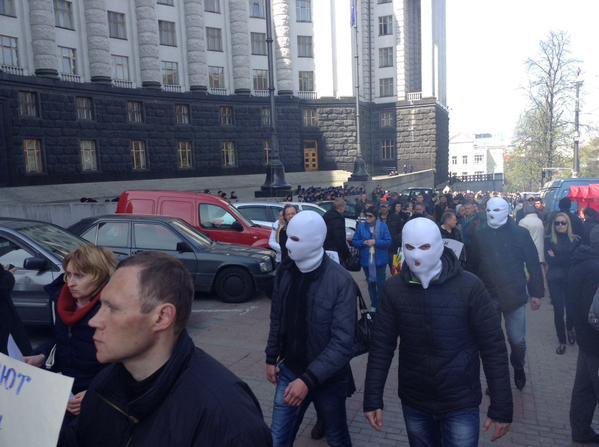 Улицу Грушевского перекрыли люди в белых балаклавах (фото)