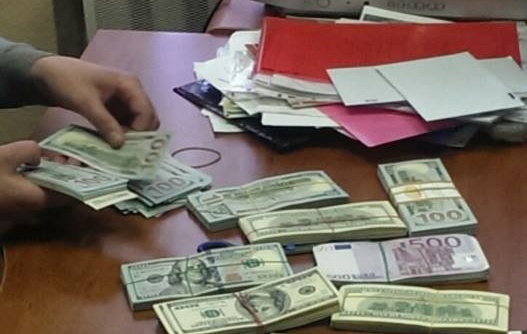 В кабинетах начальников столичного ГАИ нашли 3 млн грн, валюту и драгоценности