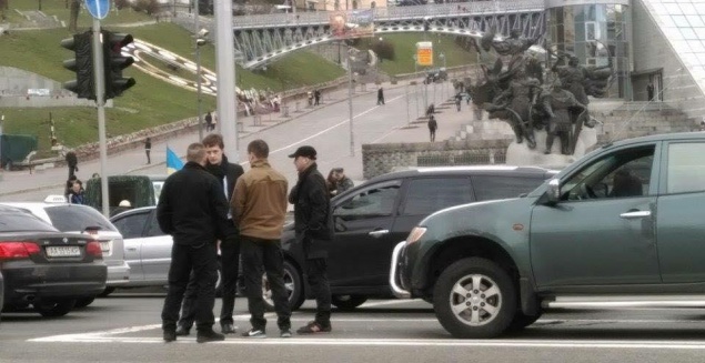 На Крещатике в автомобиль сына Порошенко въехал джип с бойцами батальона “Азов” (фото)