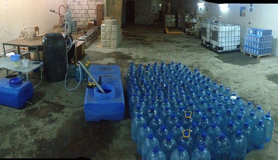 В Киеве прикрыли работавший “с размахом” подпольный “ликеро-водочный завод” (видео)