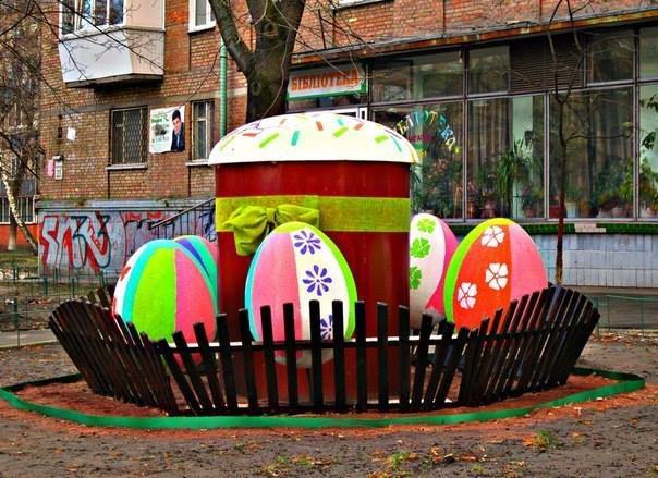 В Киеве появилась праздничная пасхальная клумба