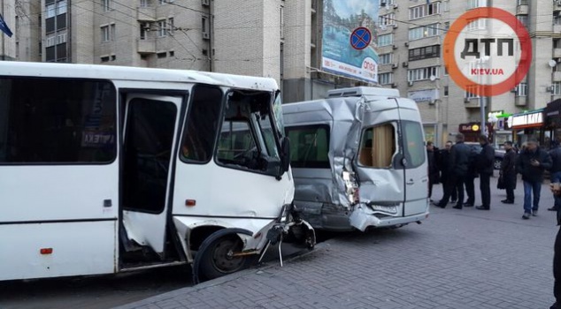 В Киеве автобус с правоохранителями протаранил два автомобиля