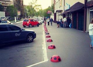 В Вышгороде установили креативные парковочные ограничители для автомобилей
