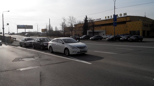 Киевляне организовали себе “парковку” прямо посреди Московского проспекта (видео)