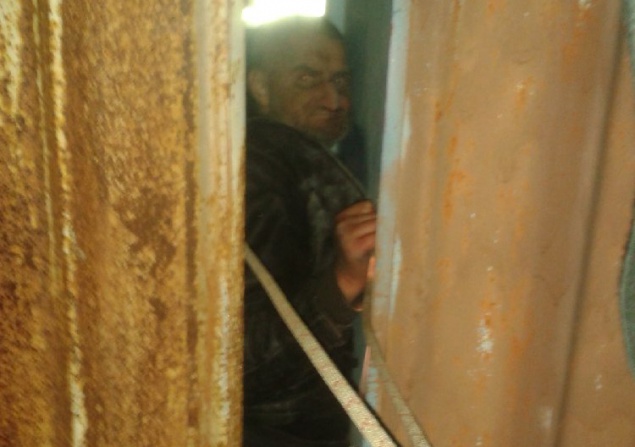 На Киевщине спасатели освободили мужчину, который застрял между металлическими гаражами