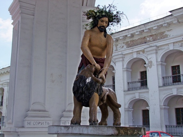Подольский “зеленстрой” хочет покарать вандалов, перекрасивших скульптуру Самсона