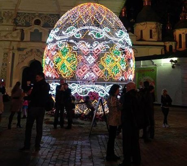 В Киеве поставили светящуюся в темноте писанку