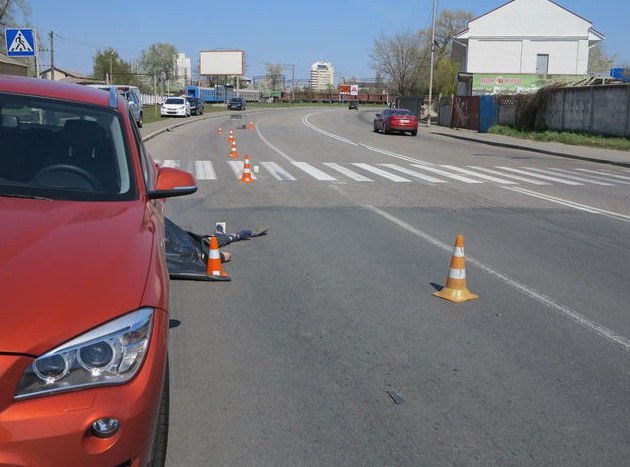 В Киеве от двойного наезда погиб пешеход (ФОТО)