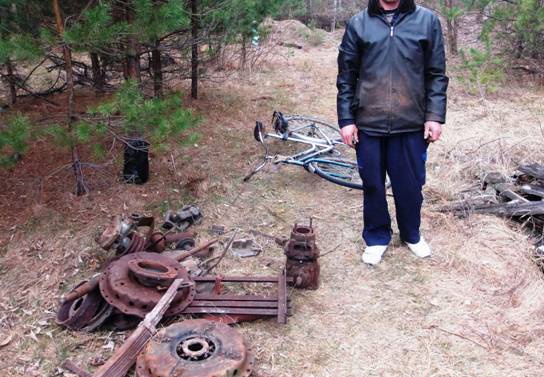 Мужчина на велосипеде вывез из зоны отчуждения 320 кг металлолома