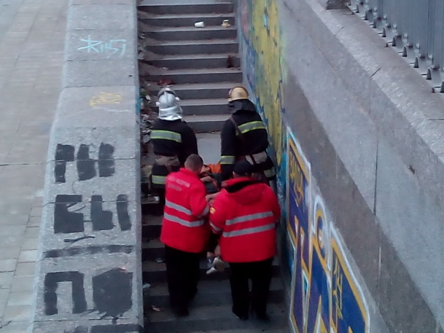 В Киеве рухнула часть моста, пострадал человек (фото)