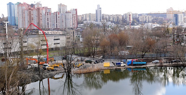 В Киеве возле озера Глинка остановили незаконное строительство (фото)