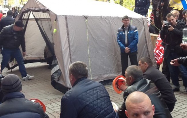 Митингующим шахтерам в Киеве хотели помешать установить палатку под Минэнерго (фото)