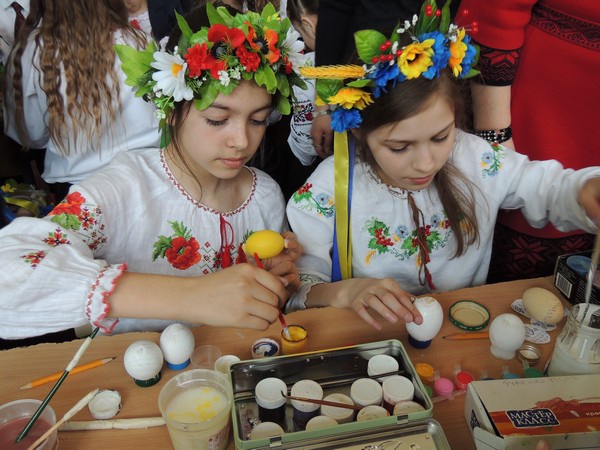 Школьники Деснянского района расписали тысячу писанок, установив рекорд Украины