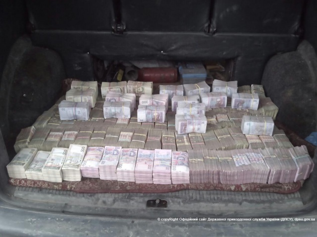 В пункте пропуска задержали авто, на котором из ДНР пытались вывезти более 6,5 млн грн