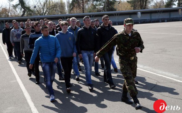 Сотня первых киевских призывников отправилась на службу в ВСУ