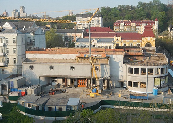 В компании занимающейся реконструкцией “Жовтня”, отрицают какие-либо надстройки на крыше кинотеатра