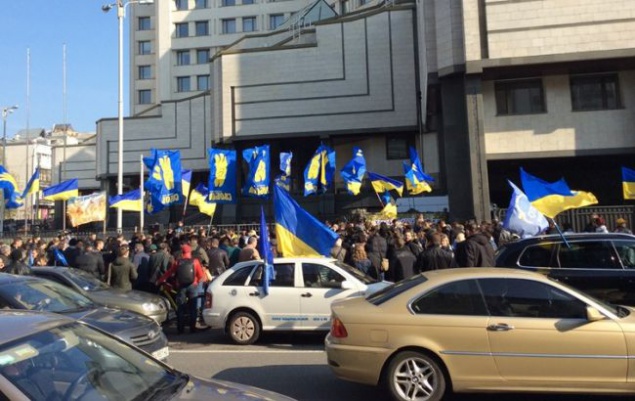 Под зданием Конституционного суда Украины проходит митинг