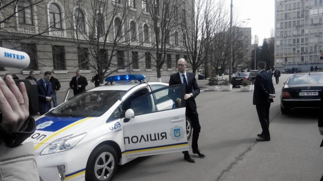 Яценюк и Аваков провели тест-драйв новым полицейским автомобилям (видео)