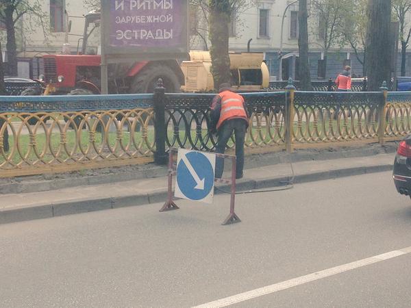 В Киеве начали закрашивать желто-голубые заборы
