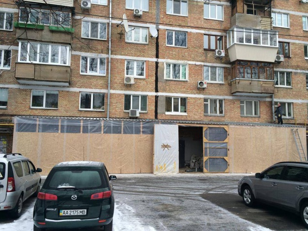 Предприниматель лишил киевлян придомовой территории, водосточных труб и самовольно вбил в подвале 32 сваи