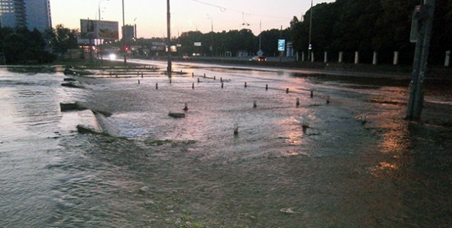 В результате прорыва трубы, в Киеве на рассвете “плавал” Голосеевский район